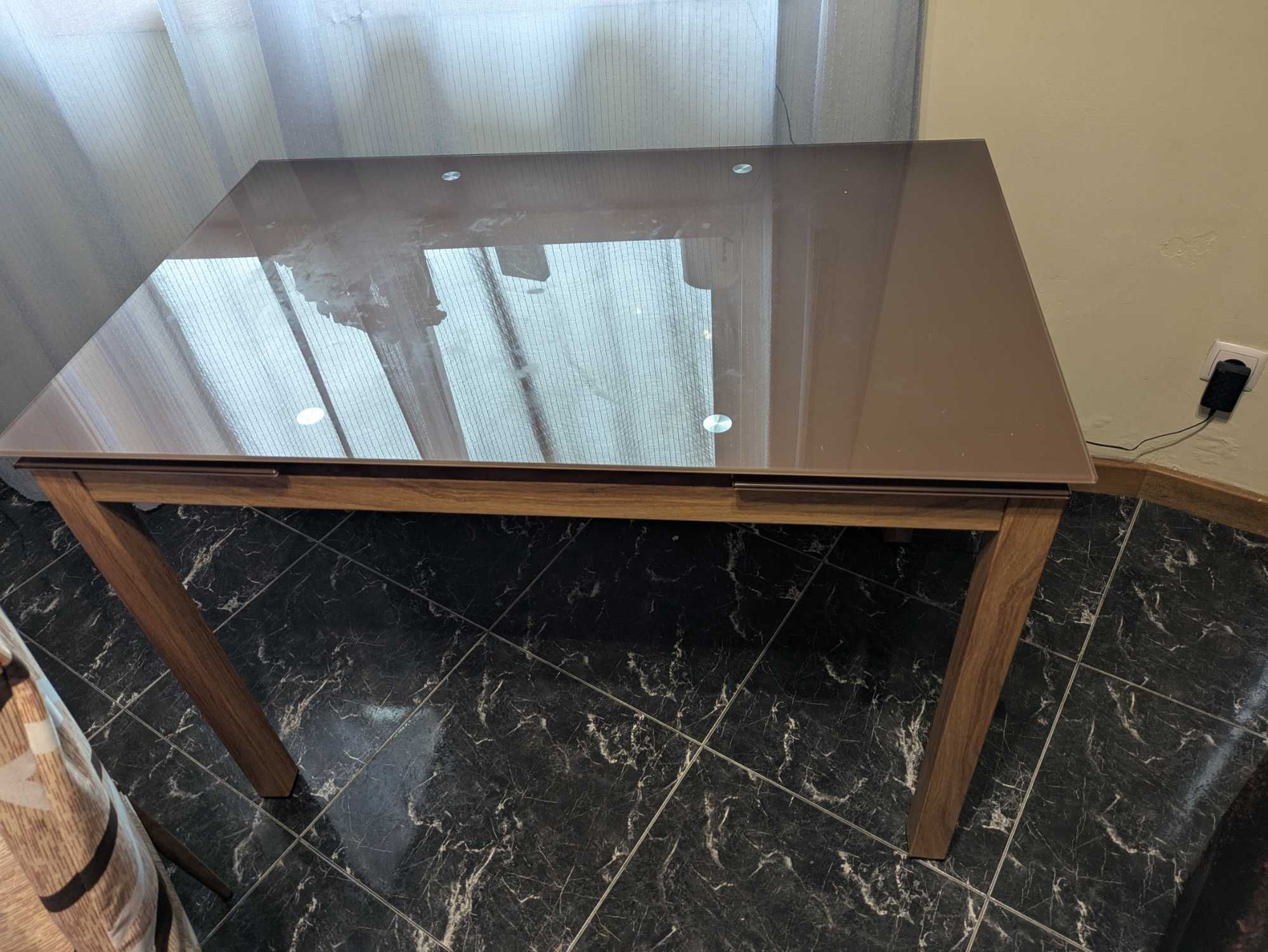 Mesa nova, com tampo de vidro temperado