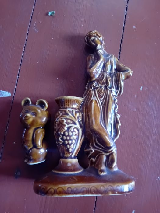 Figurki Ceramiczne . Mirosławice . Kobieta i miś