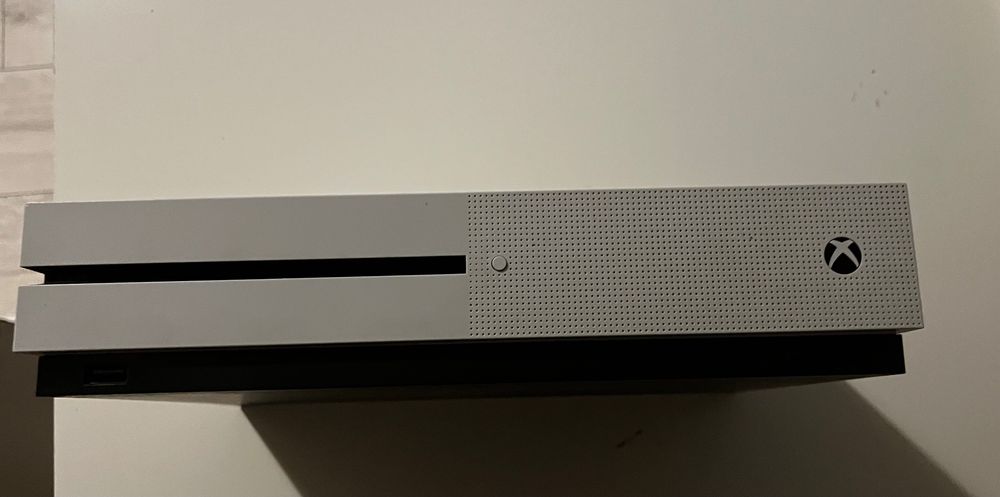 Xbox one S sama konsola