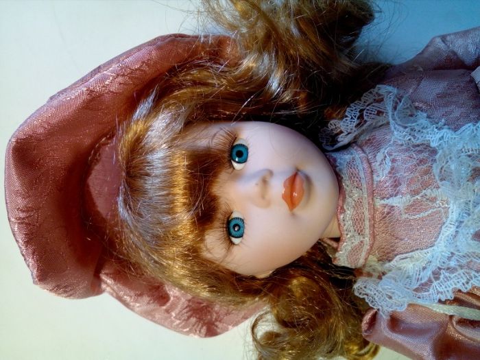 Boneca de porcelana nova em caixa