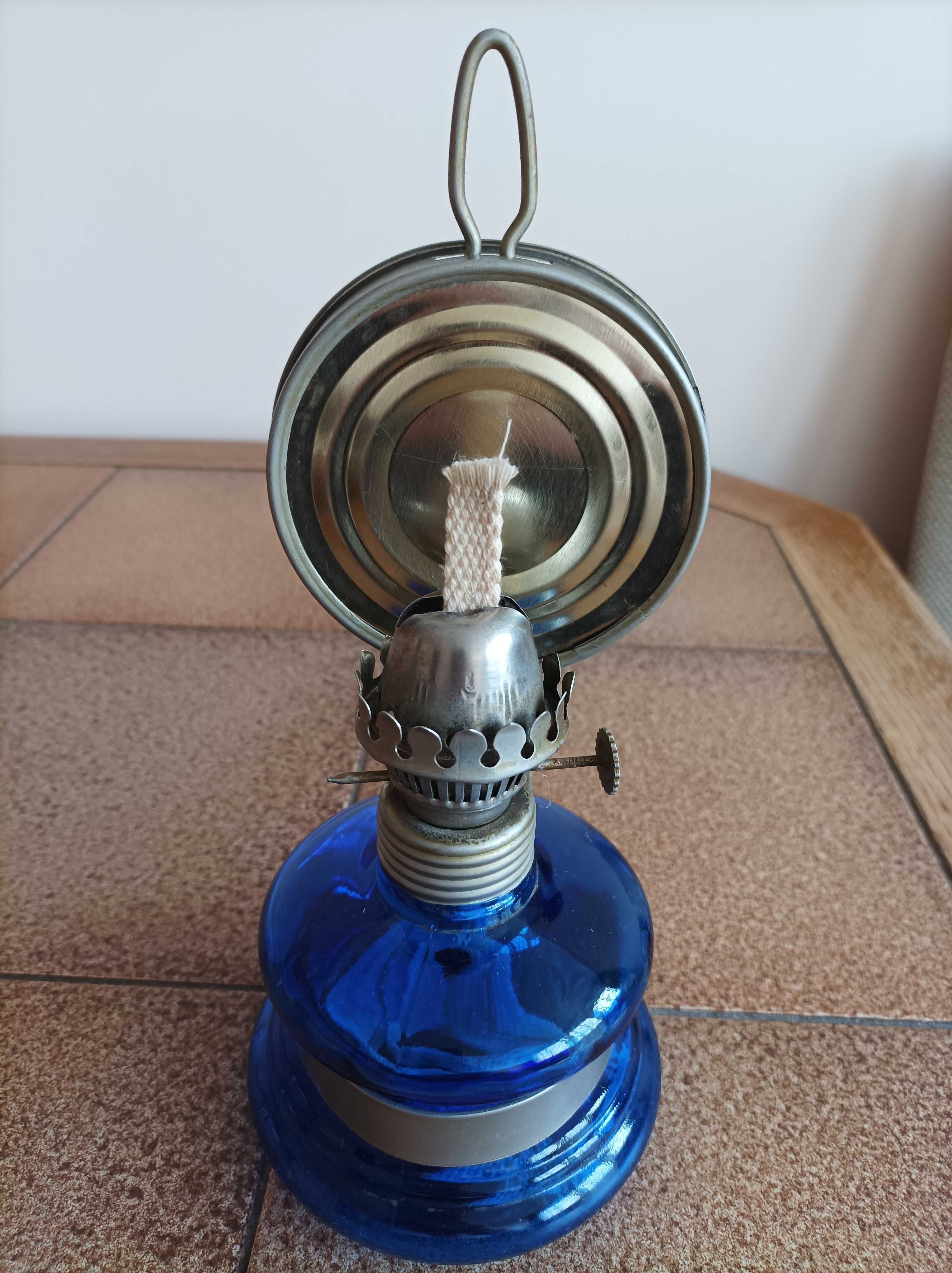 Szklana lampa naftowa z czasów PRL