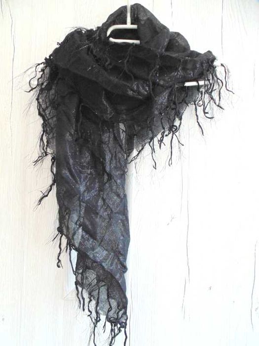 Chusta / apaszka czarna z błyszczącą srebrną nitką z frędzlami