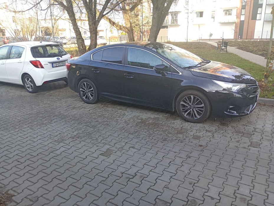 Toyota Avensis salon polska wersja prestige