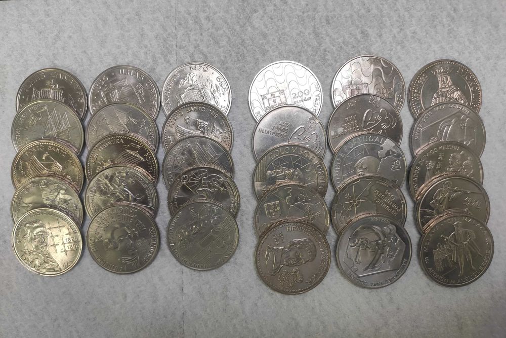 Conjunto 30 moedas 15x 100$ + 15x 200$ Comemorativas