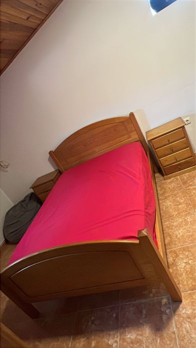 Cama casal de madeira boa com 2 criados mudo