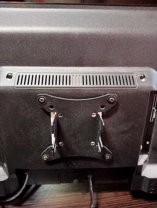 Телевізор Bravis 24 дюйми з TV Box H96 Pro+