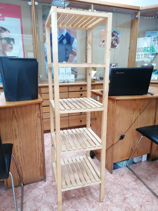 Estante de ripas de madeira