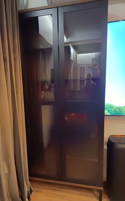 Przeszklona witryna na nóżkach Rommers czarna