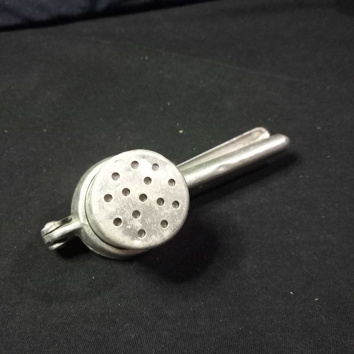 Espremedor antigo em alumínio