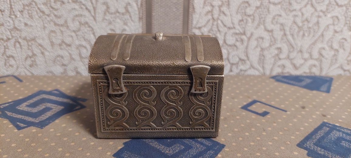 Продам металлическую шкатулку