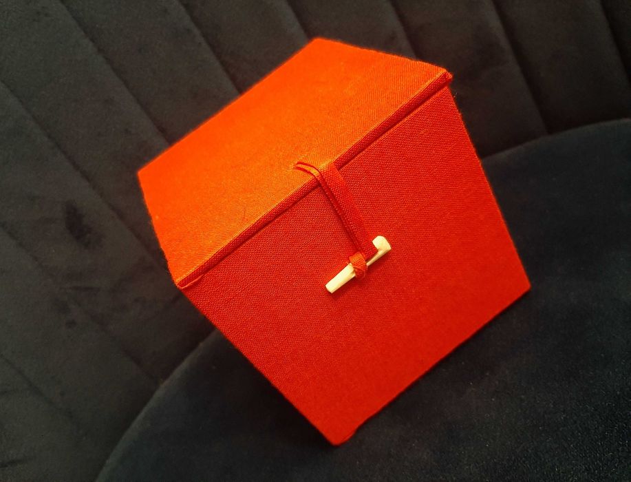 Stara, porcelanowa bombka