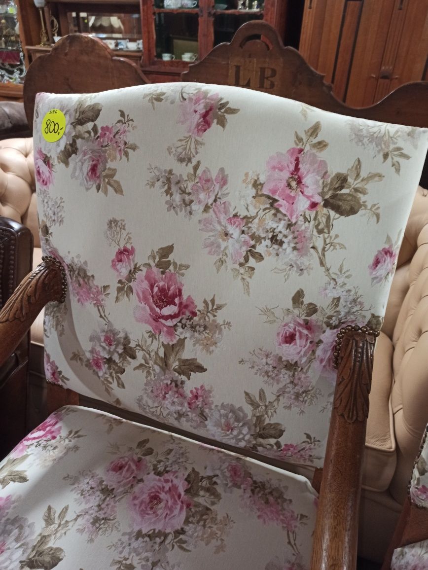 Fotel w kwiaty, stabilny stary stron