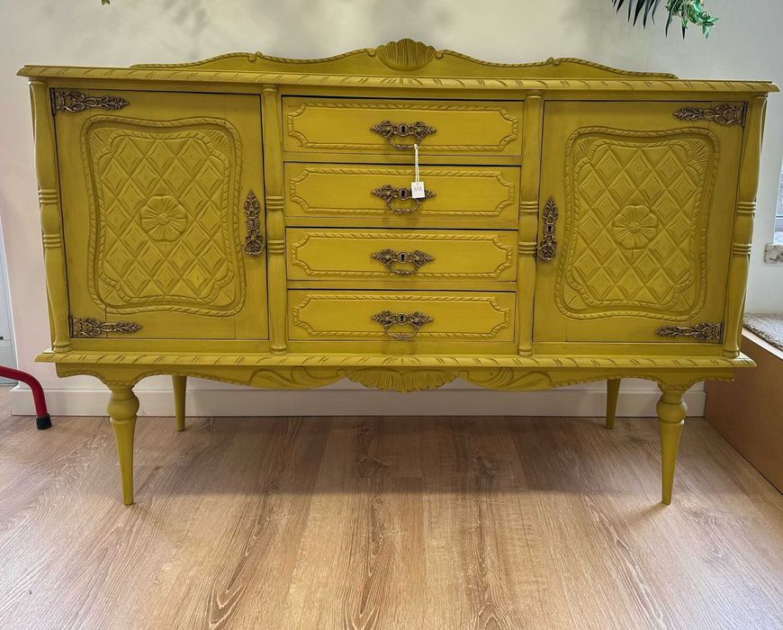 Aparador restaurado em amarelo torrado. Ótimo estado.