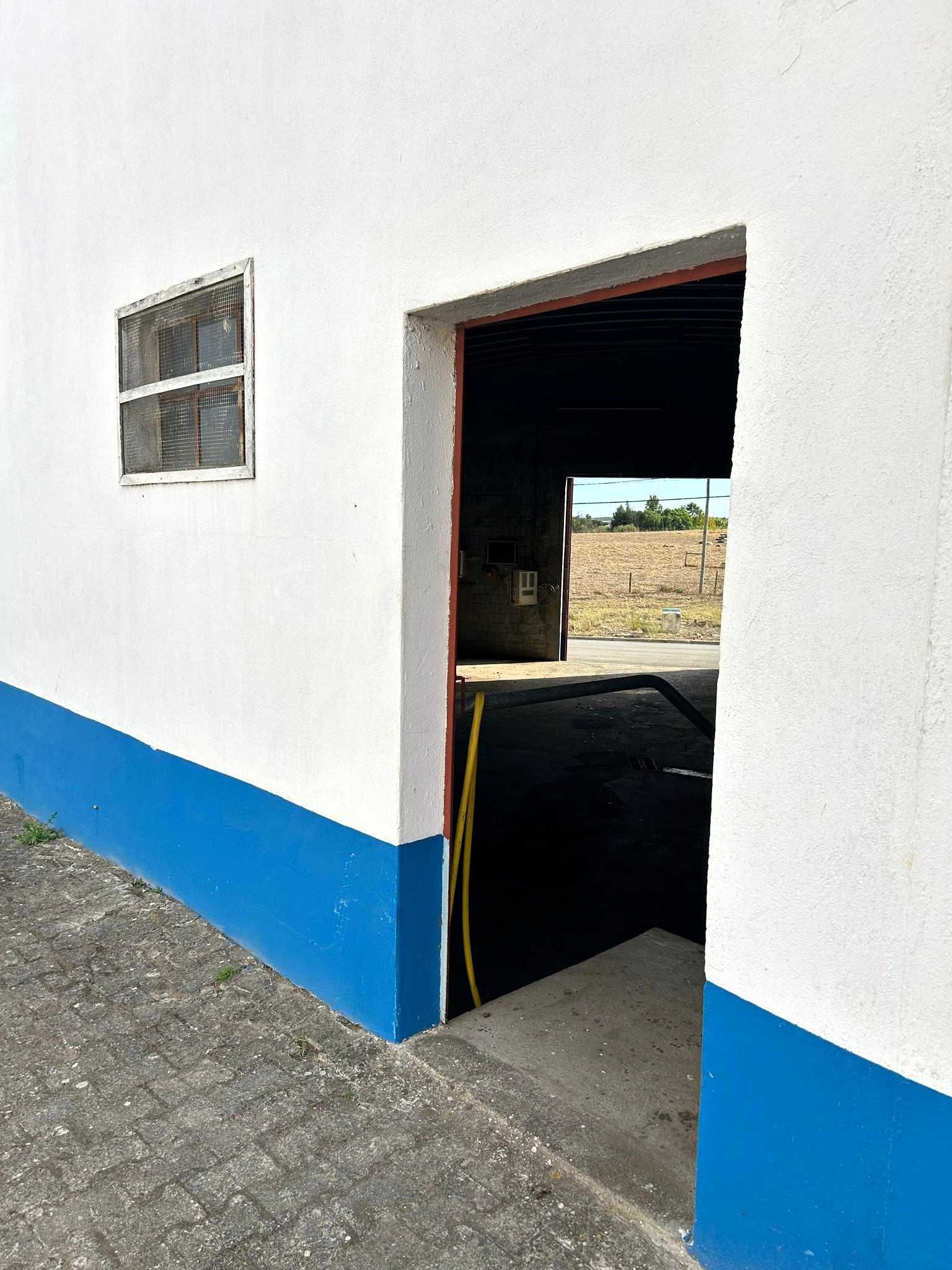 Aluga-se Conjunto de Armazéns Amplos Perto do Centro de Grândola