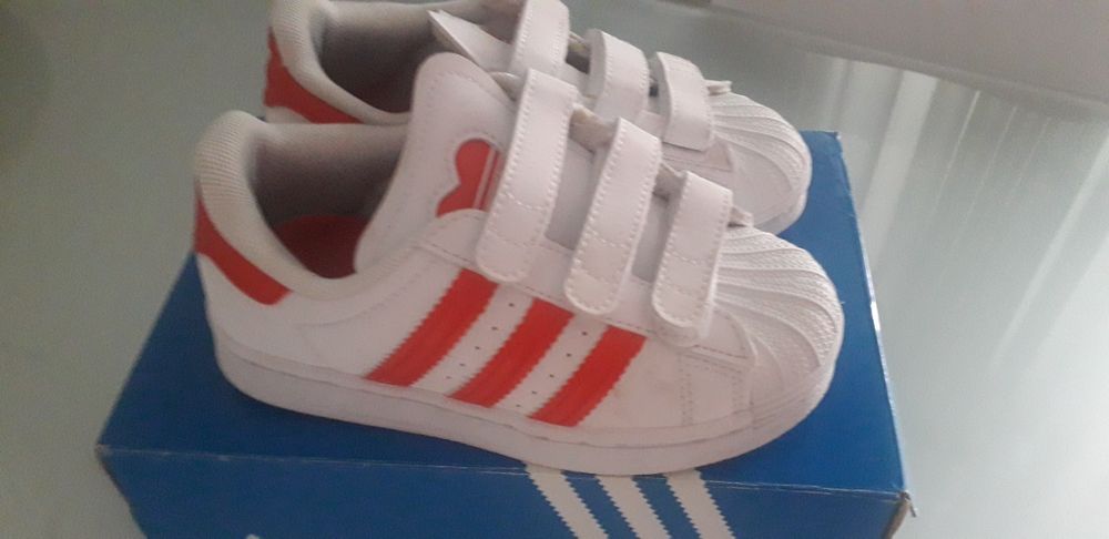 Tênis Adidas menina modelo super star, como novos.