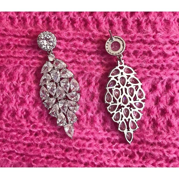 Серьги, серёжки гвоздики,лепестки с камнями,камешками блестящие