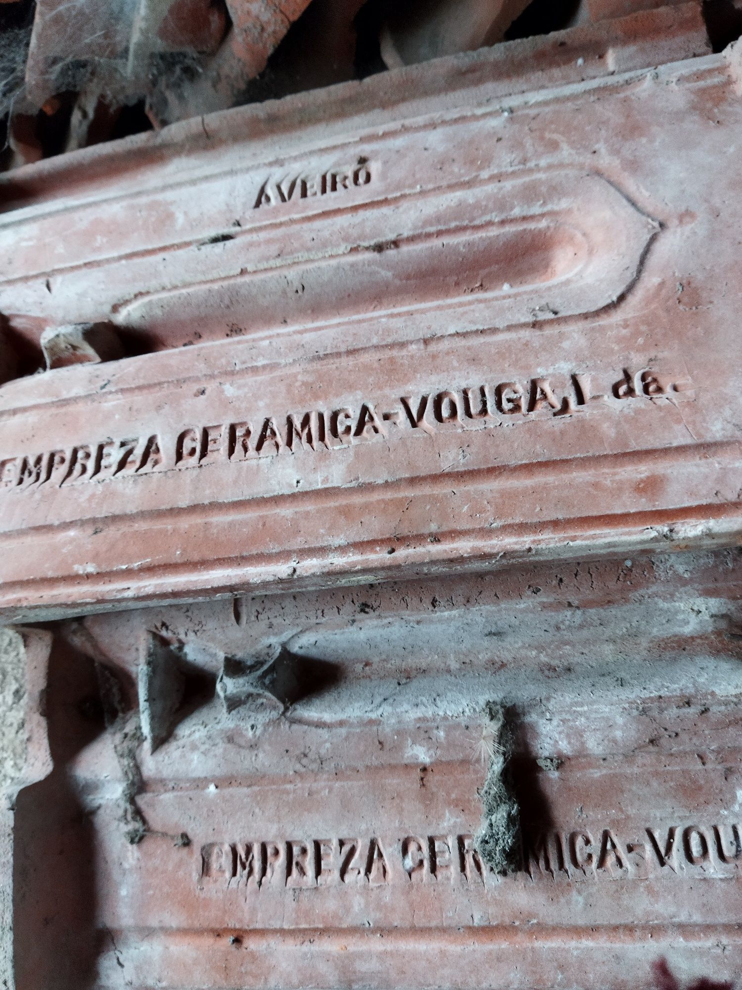 Vendo telhas da empresa cerâmica de Vouga Lda.