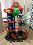 Mega garaż hot wheels dinozaur