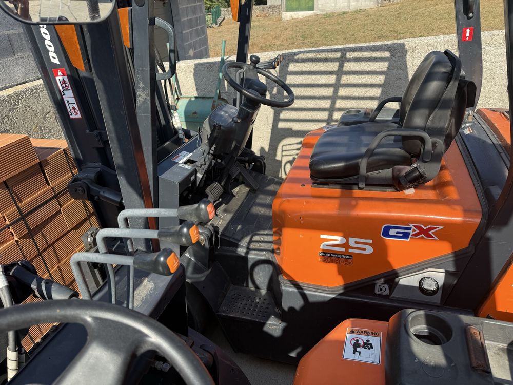 Empilhador Doosan de 2.5T Triplex
