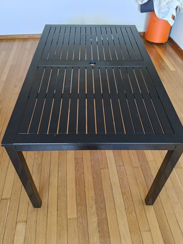 Mesa preta de jardim