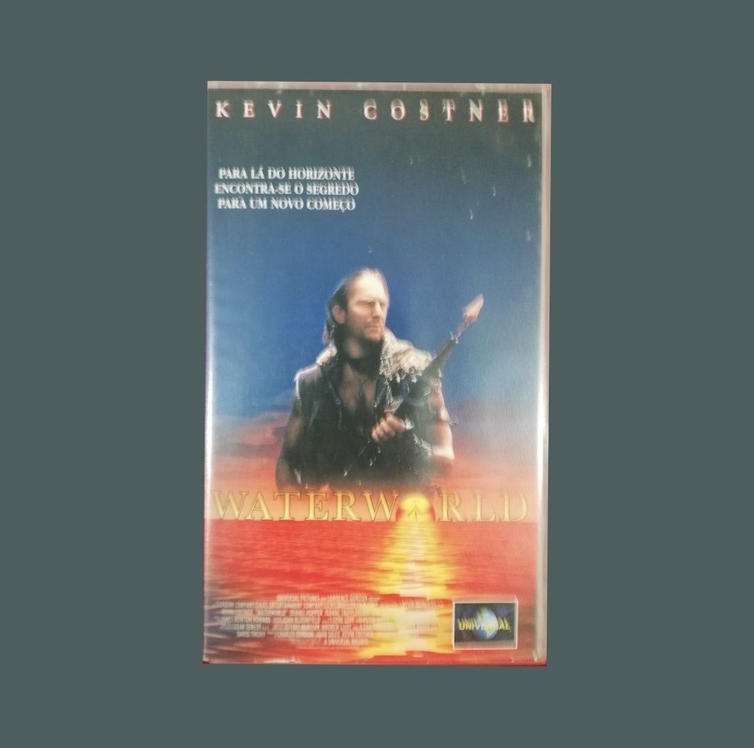 Filme "Waterworld" em formato VHS original, 1995