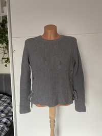 Sweter z wiązaniem z boku