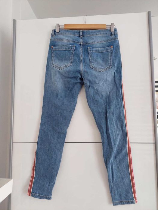 Jeansy rurki C&A z dziurami na kolanach – rozmiar 38, modne spodnie