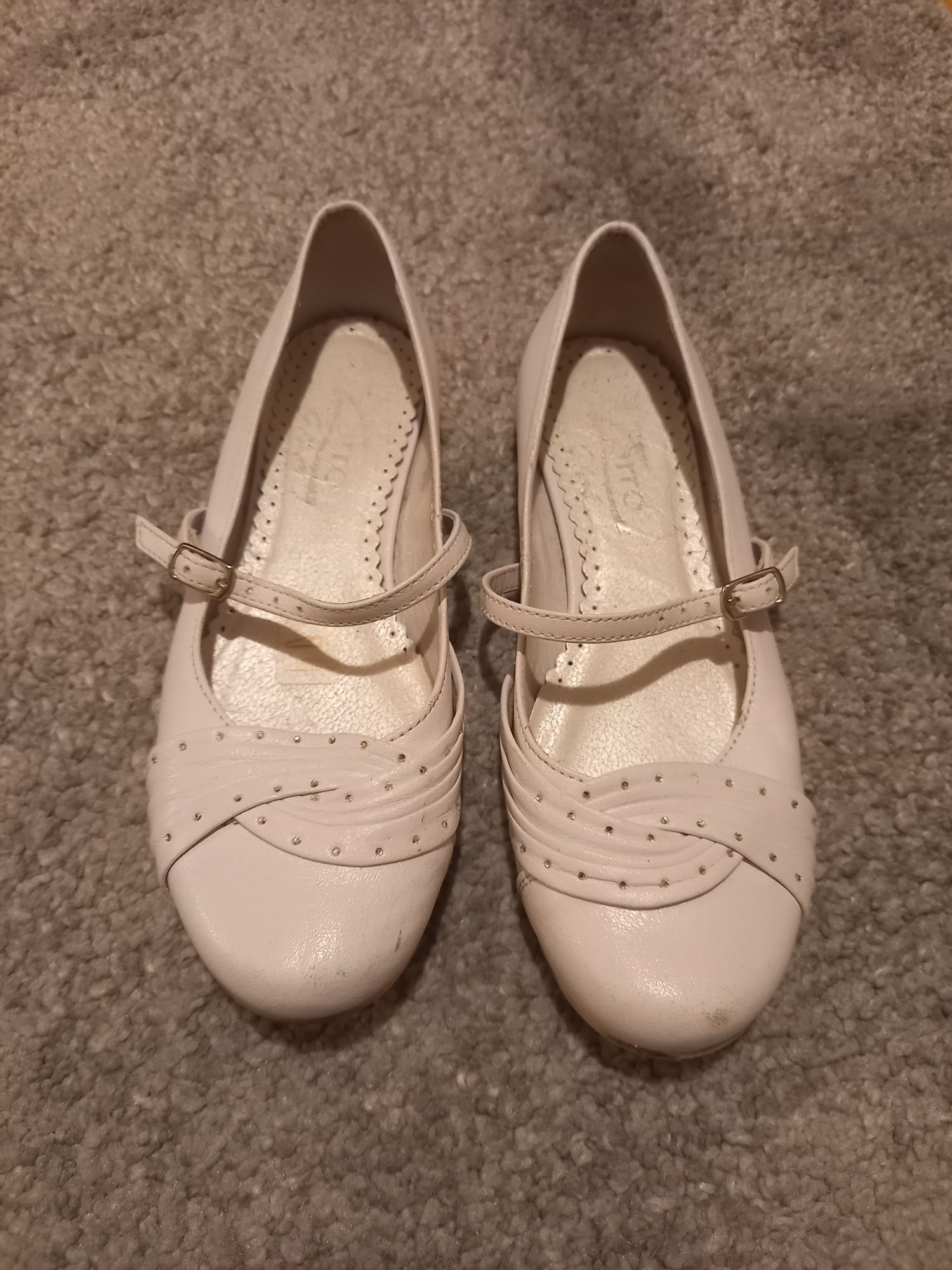 Pantofle białe komunia 34