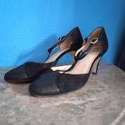 Sapatos de senhora, em pele, abertos de lado
