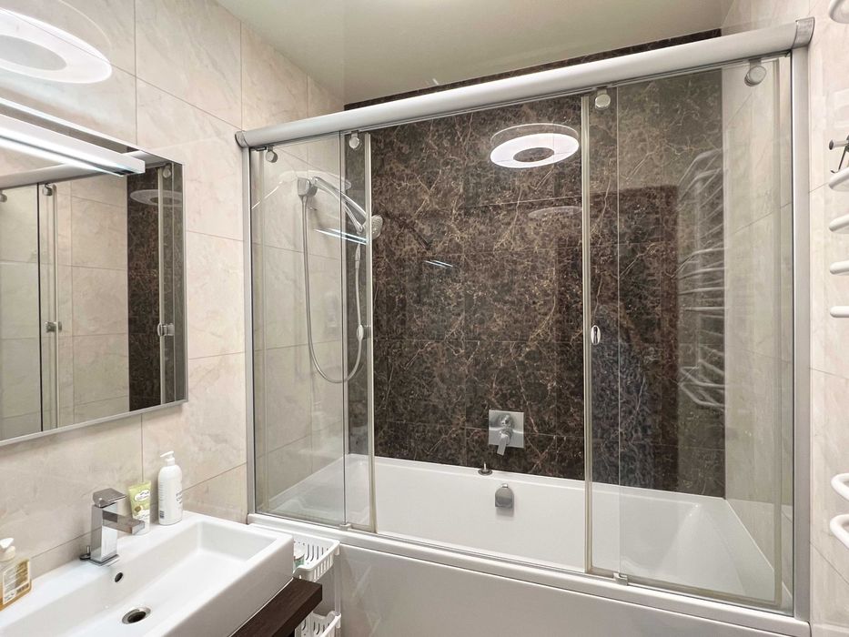 Оренда квартири з 3 спальнями по вул. Затишна, 15. Новий будинок,гараж