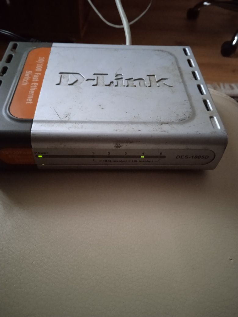 Комутатор світч D-LINK DES-1005d+10 м мережевого кабелю.