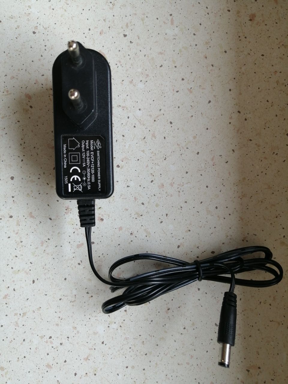 Zasilacz o parametrach 12V,1A,sprawny,jak nowy