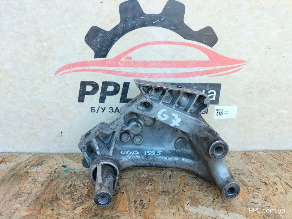 VW Golf VII 12-20 Кронштейн подушка опора двигателя лапа 04L199207