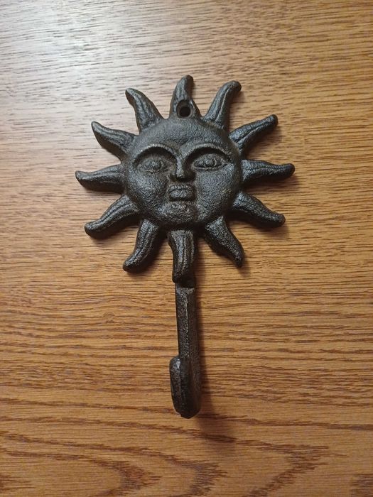 Uśmiechnięte słońce oryginalny  żeliwny wieszak