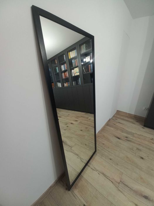 Lustro wiszące z czarną ramą, 166,5 cm x 66 cm