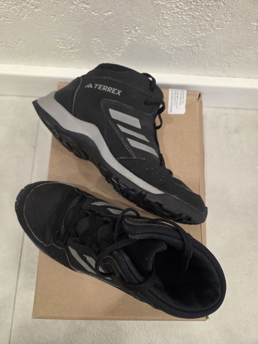 Зимове взуття кросівки Adidas terrex 38р 39р