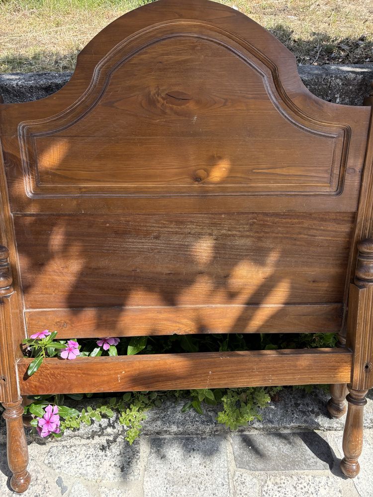 Cama de solteiro em madeira