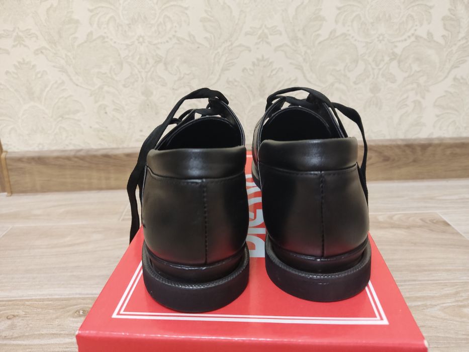 Чорні шкіряні туфлі, нові, стильні та зручні!
