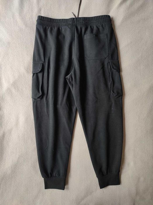 Czarne dresowe joggery z kieszeniami M Cropp
