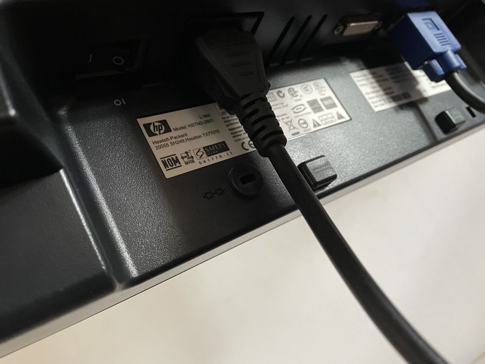 Monitor HP L1950g 19 cali z okablowaniem
