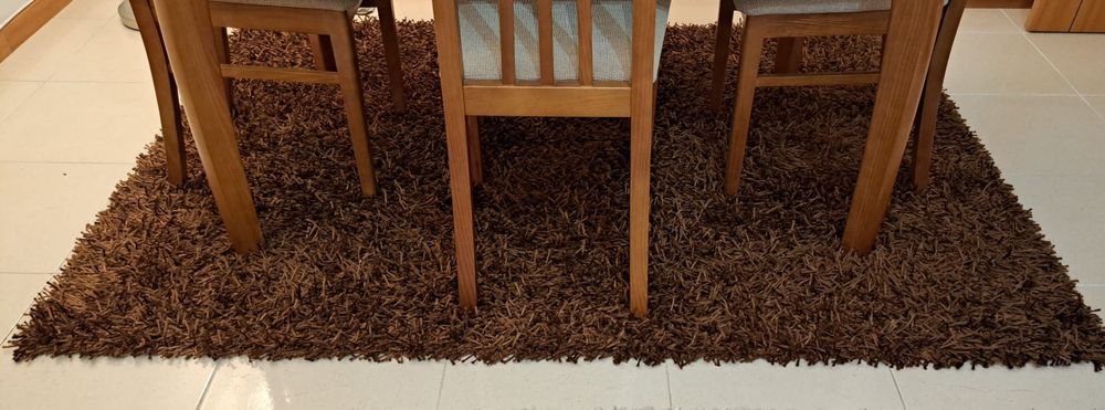 Tapete de sala castanho