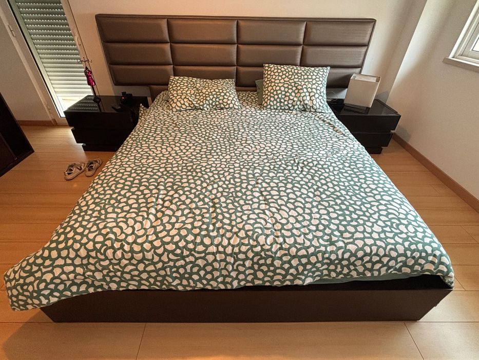 Quarto de casal com sommier, colchão e 2 mesinhas de cabeceira