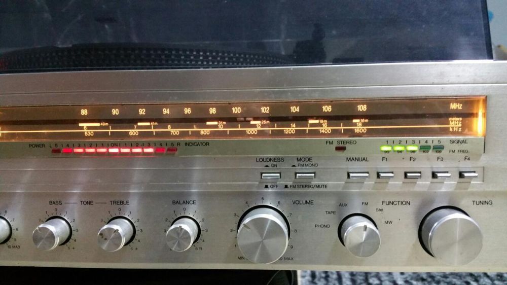 Gira discos rádio e gravador de cassetes marca CROWN SHC-7000