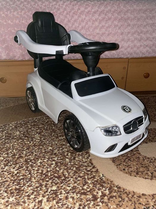 Машинка толокар з батьківською ручкою