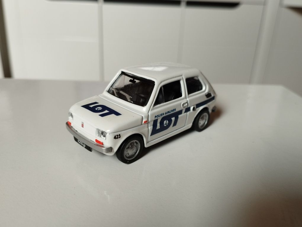 Samochód PRL model Fiat 126p resorak PLL LOT lotniskowy samochód obsłu