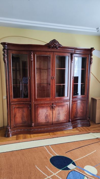Італійська вітрина-буфет з дорогих порід дерева