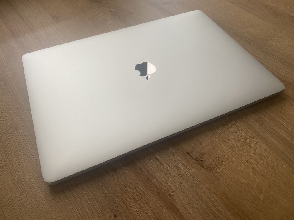 MacBook Pro 15 i7 16gb 1TB Radeon 560