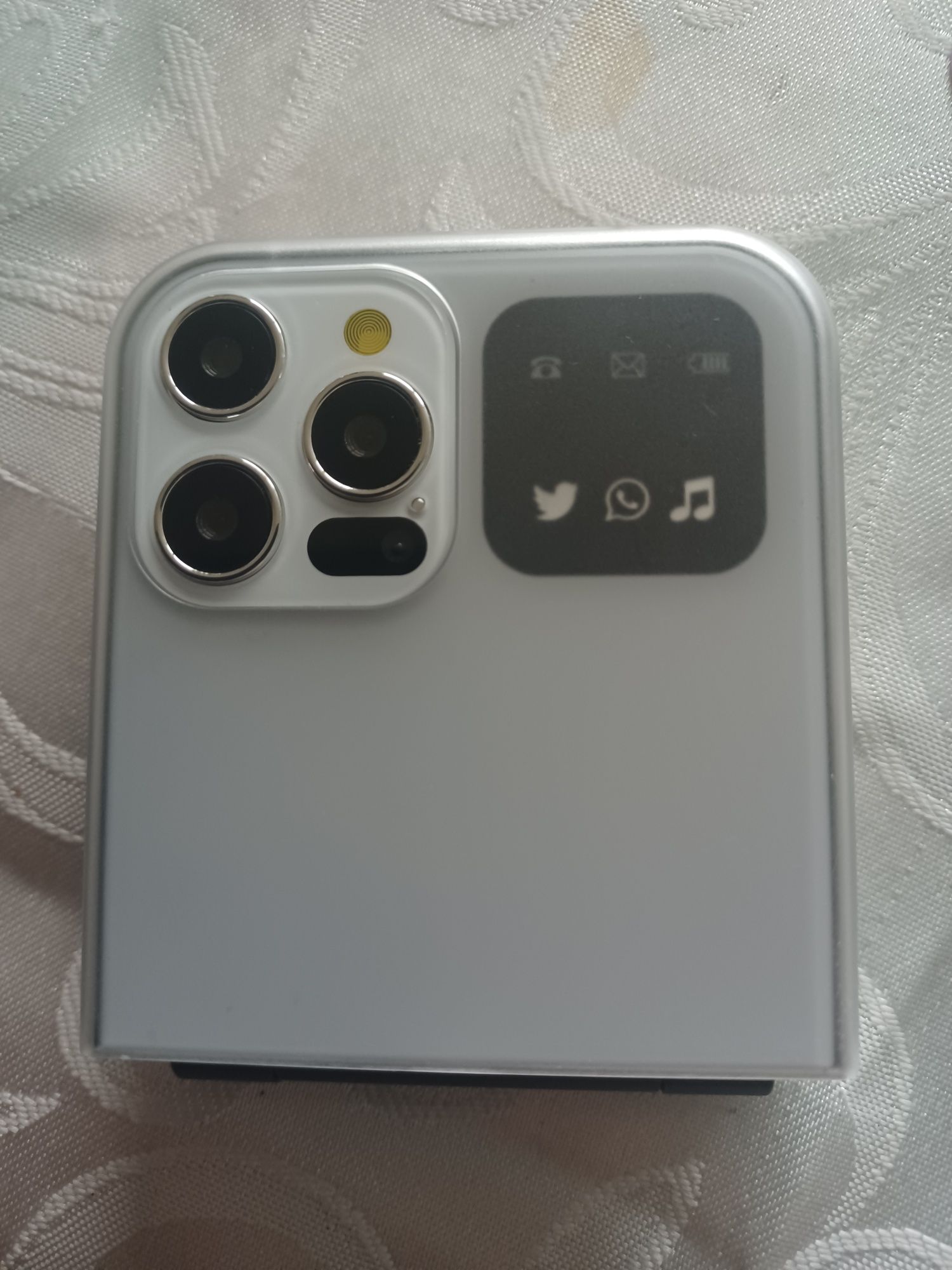 Telefon SERVO z klapką