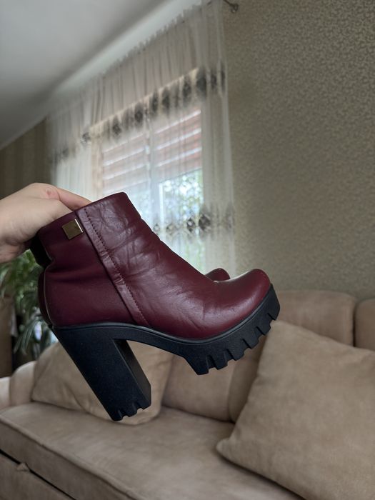 Бордові чобітки