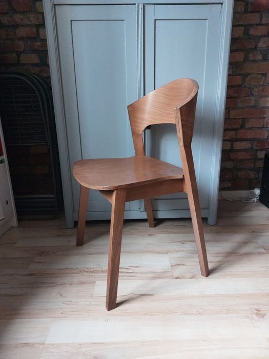 krzesło drewniane z siedziskiem i oparciem z grubej sklejki